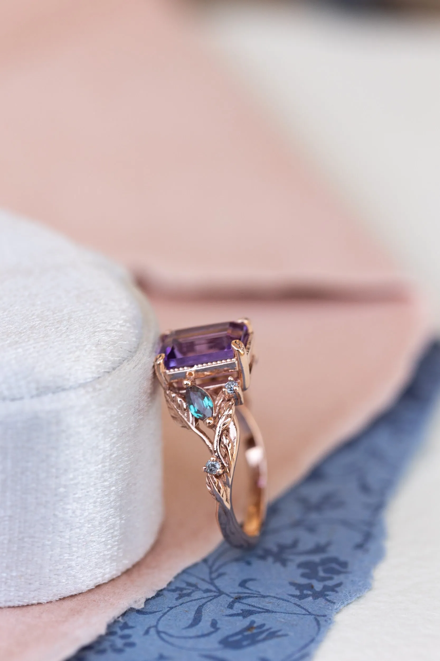 Amethyst engagement ring with alexandrites and salt&pepper diamonds / Patricia