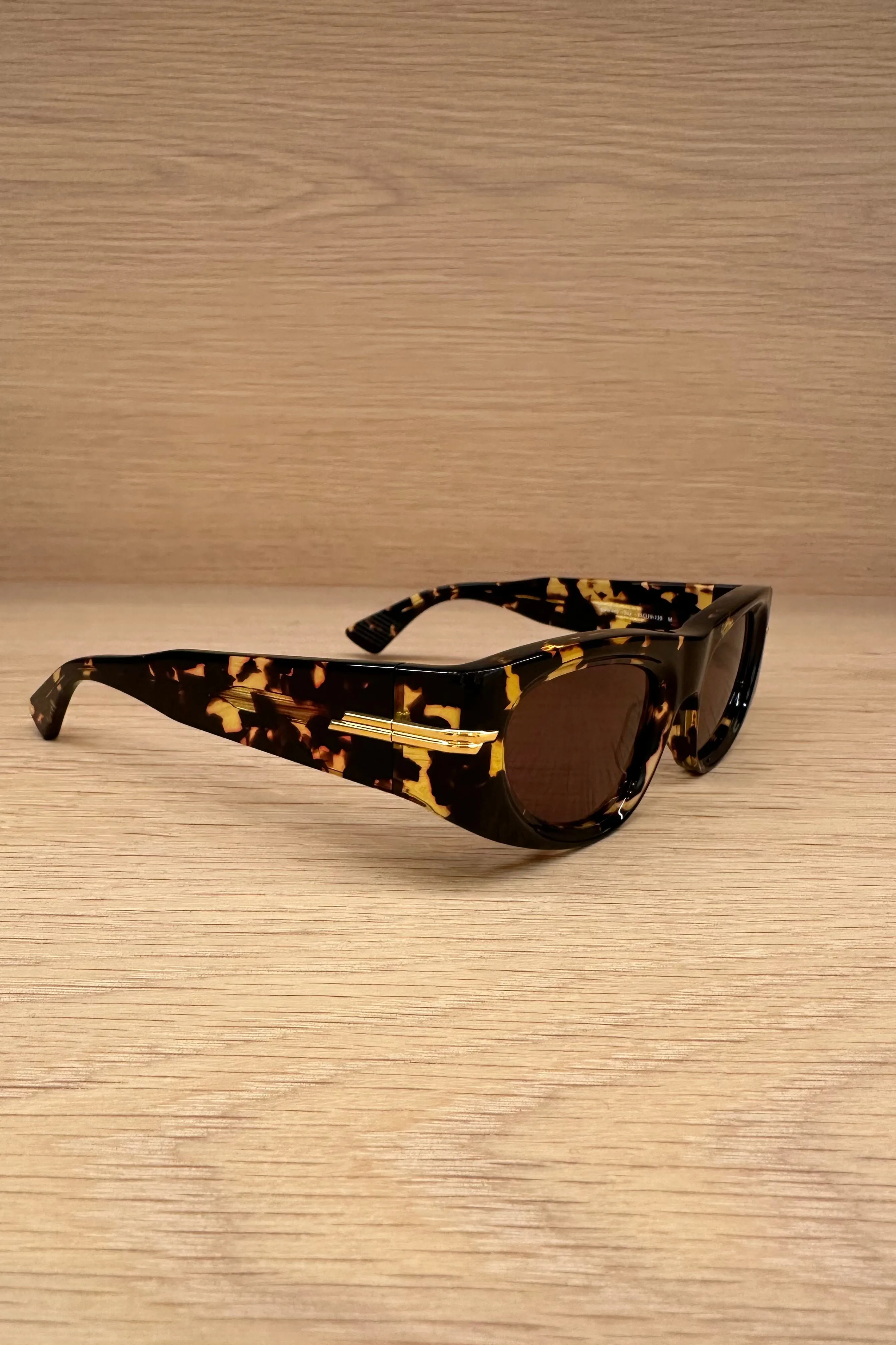 CLASSIC ACETATE OVAL SUNGLASSES IN TORTOISE - BV1144S